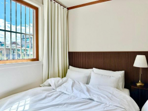 New, 3min to Hapjeong St, Airport bus stop, 10min to Hongdae & Mangwon Market, Han River Park, 2BR 2QB full of sunshine, Hotel bedding, City Nature